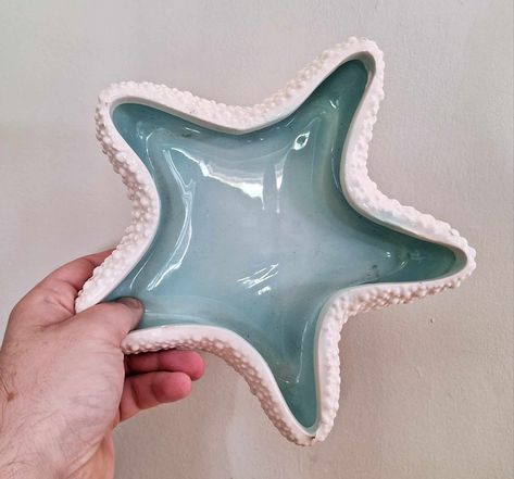 You are purchasing a Vintage White and Blue Starfish Shell Dish Ceramic Tray Shell Bowl Retro Key Dish Fruit Bowl Bathroom Décor Ornament White Lustre A delightful White and Blue Starfish shell bowl/tray for your consideration. The dish has a lustre effect that gives it a slight pink tinge to the white, it would look great in a bathroom! [Condition] Excellent condition with no damage.  [Shipping] This item will shipped with a tracking number. The item will be securely packed and will be shipped Under The Sea Ceramics, Starfish Ceramics, Starfish Bowl, Beach Apartment Decor, Ceramic Starfish, Shell Soap Dish, Beach Crafts Diy, Easy Clay Sculptures, Key Dish