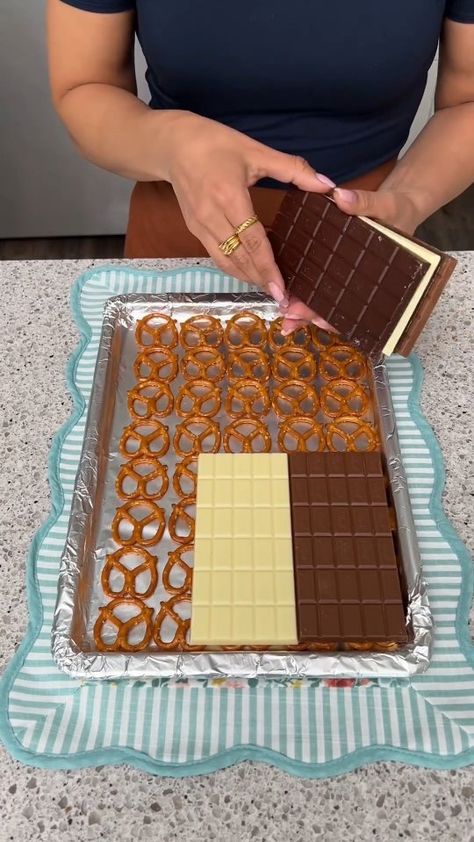 cookingyumm | Chocolate Pretzel Bark 🍫🥨 You will need: Mini pretzels chocolate bars (white, milk, dark) your choice candies, chocolates, any toppings... | Instagram Chocolate Pretzel Bark, Pretzel Bark Recipes, The Shaba Kitchen, Pretzels Chocolate, Offset Spatula, Pretzel Bark, Easy Christmas Candy Recipes, Chocolate Bark Recipe, Mini Pretzels