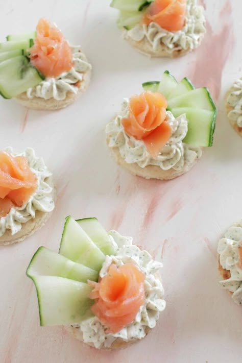 Looking for an easy, yet super elegant dinner party appetizer idea? These smoked salmon canapés with cucumber are the perfect bite sized food. The canapés are made with seafood and a lemon artichoke cream cheese spread. These party snacks can be served cold, making them an easy dish to whip together. Serve the salmon canapé appetizers alone, or with your other favorite hors d'oeuvres for a full party spread. Dinner Party Appetizer, Smoked Salmon Canapes, Salmon Canapes, Canapes Recipes, Gourmet Appetizers, Fest Mad, Bite Size Food, Party Food Buffet, Elegant Dinner Party