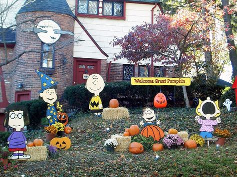 A Lapin Life: It's The Great Pumpkin Charlie Brown The Great Pumpkin Charlie Brown, It's The Great Pumpkin Charlie Brown, Halloween Yard Art, Great Pumpkin Charlie Brown, It's The Great Pumpkin, Charlie Brown Halloween, Hallowen Ideas, Peanuts Halloween, The Great Pumpkin