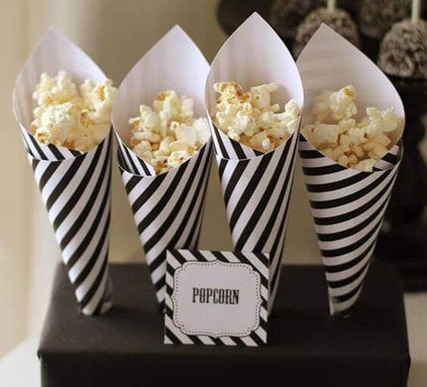 Black and White Popcorn Cones Festa All Black, Popcorn Cones, Halloween Popcorn, White Popcorn, Black White Parties, Black And White Cookies, White Cookie, Paper Cones, Black And White Theme