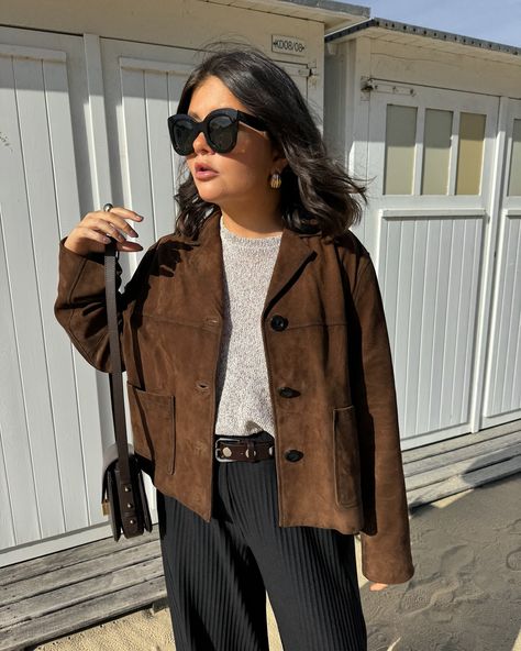 Suede jacket 🤎 Brown Suede Button Up Shirt Outfit, Style Suede Jacket, Cropped Suede Jacket Outfit, Camel Suede Jacket Outfits, Brown Suede Blazer Outfit, Green Suede Jacket Outfit, Black Suede Jacket Outfit, Vintage Leather Jacket Outfits, Leopard Print Jacket Outfit