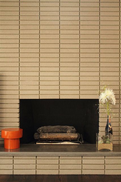 Mid-Century Mod fireplace.   Hmmm, maybe we could build out the fireplace wall to look more like this. Retro Brick Fireplace, Mid Century Brick House Exterior, 60s Fireplace Makeover, 60s Fireplace, Midcentury Fireplace, Fireplaces Modern, Mid Century Modern Fireplace, Mid Century Fireplace, Brick Fireplace Makeover