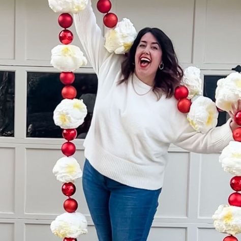 Diy Popcorn Garland Spray Foam, Diy Giant Popcorn Garland, Outdoor Popcorn Garland, Giant Popcorn Box Diy, Large Popcorn Garland Diy, Giant Ornaments Diy, Diy Red And White Christmas Decor, Spray Foam Crafts Ideas, Spray Foam Popcorn