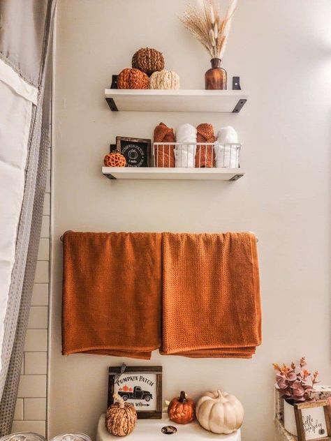 Fall Bathroom Decor Ideas, Fall Apartment Decor, Fall Bathroom Decor, Fall Bathroom, Fall Room Decor, Fall Bedroom Decor, Halloween Decor Diy, Easy Fall Decor, Halloween Room Decor