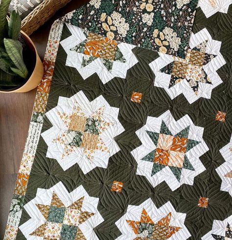 Pink Door Fabrics - Chelsea (@pinkdoorfabrics) posted on Instagram: “We fell absolutely head over heels when we initially saw this quilt, Winter Slumber by @brittanytunison! 😍 Isn’t it beautiful? Sandra…” • Dec 8, 2021 at 9:18pm UTC Cute Quilts, Fall Quilts, Green Quilt, Star Quilts, Quilting Crafts, Scrap Quilts, Quilt Inspiration, Modern Quilts, Quilt Pattern