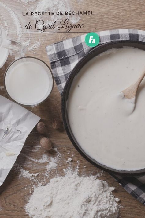 Cyril Lignac propose une version gourmande avec peu d'ingrédients de la sauce béchamel. Un classique, incontournable, de la cuisine française ! Découvrez tous les secret du chef pour réussir la béchamel facilement... et sans grumeaux ! Sauce Béchamel, Marinade Sauce, Bechamel Sauce, Kitchen Food, Gorgonzola, Recipe Book, Ricotta, Macarons, Pesto