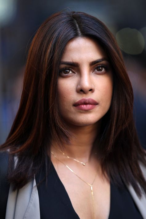 Priyanka Chopra Swings Into Action on the Set of Quantico Season 2 Priyanka Chopra Hair, Priyanka Chopra Makeup, Bronze Hair Color, Actress Portrait, Indian Hair Color, Alona Tal, Bronze Hair, Fashion Fantasy, Hair Color Highlights