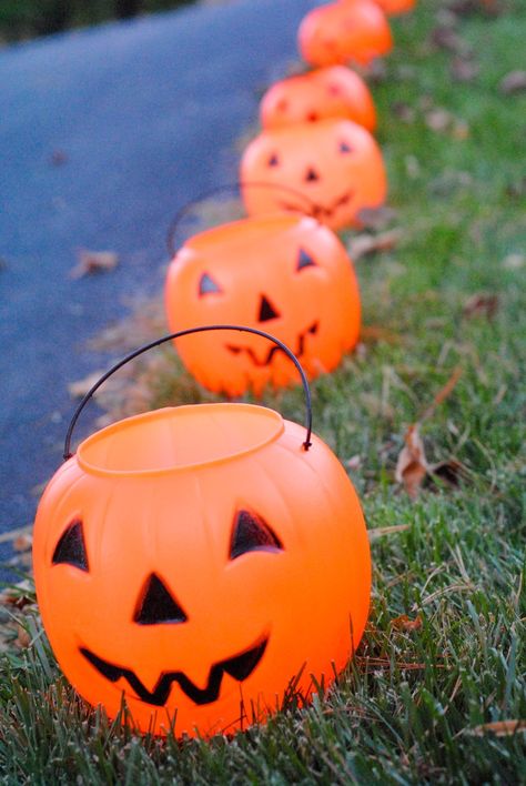 Pumpkin Pails Ideas, Mysterious Lighting, Glowing Pumpkin, Pumpkin Pail, Halloween Diy Outdoor, Plastic Pumpkins, Halloween Tattoo, Halloween Outdoor, Pumpkin Lights