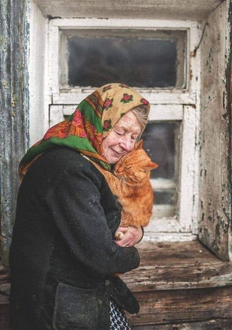 She And Her Cat, Kunst Inspo, Baby Elefant, Photographie Portrait Inspiration, Old Woman, Cat People, 귀여운 동물, Animals Friends, Cat Lady