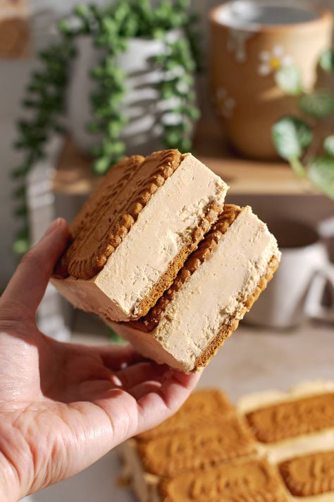 These biscoff ice cream sandwiches feature no-churn biscoff ice cream sandwiched in between biscoff cookies. They're super easy to make and you only need 4 ingredients! #biscoff #icecreamsandwiches #nobakedesserts | teakandthyme.com Homemade Biscoff, Biscoff Ice Cream, Oreo Ice Cream Sandwich, Easy Ice Cream Sandwiches, Homemade Ice Cream Sandwiches, Biscoff Recipes, Ice Cream Sandwiches Recipe, Caramel Treats, Oreo Ice Cream