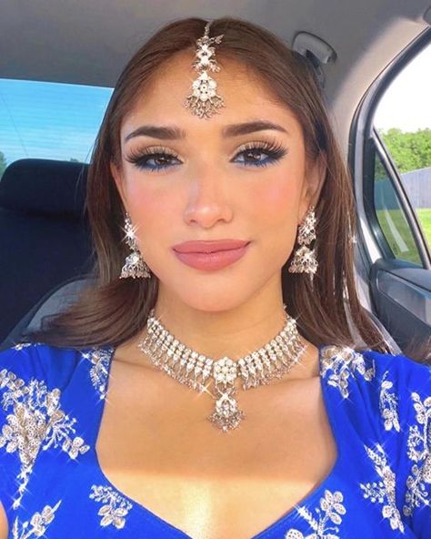 Pakistani Makeup Looks, Indian Makeup Looks, Pakistani Makeup, Ball Makeup, Bridal Makeup Tutorial, Tikka Jewelry, Brown Girls Makeup, Light Makeup Looks, Stylish Makeup