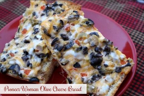 Mommy's Kitchen : The Pioneer Womans Olive Cheese Bread {My New Addiction} Olive Cheese Bread, Cheese Bread Recipe, Olive Bread, Cheesy Bread, Country Cooking, Green Olives, Cheese Bread, French Bread, Pizza Bread