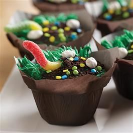 Squirmy Worm Dirt Cupcakes from Pillsbury™ Baking are a cute and easy dessert recipe to celebrate Spring! Dirt Cupcakes, Bug Cupcakes, Crisco Recipes, Chocolate Wafer Cookies, Kid Parties, Wafer Cookies, Yummy Dessert, Green Food Coloring, Cute Cupcakes