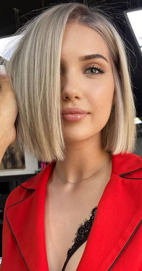 35 Sleek and Chic Bob Hairstyles : Dirty Blonde Blunt Bob Straight Bob Haircut, Kort Bob, Κούρεμα Bob, Blonde Bob Haircut, Short Blonde Bobs, Blonde Bob Hairstyles, Short Bobs, Blonde Hair Inspiration, Short Blonde Hair