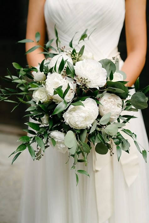 Kate and Andrew’s Green White and Gold Elegant and Minimal New York Wedding Green Wedding Flowers, Bridal Bouquet Flowers, Winter Wedding Flowers, White Wedding Bouquets, Wedding Flower Inspiration, Flowers And Greenery, White Wedding Flowers, Wedding Boho, White Bouquet