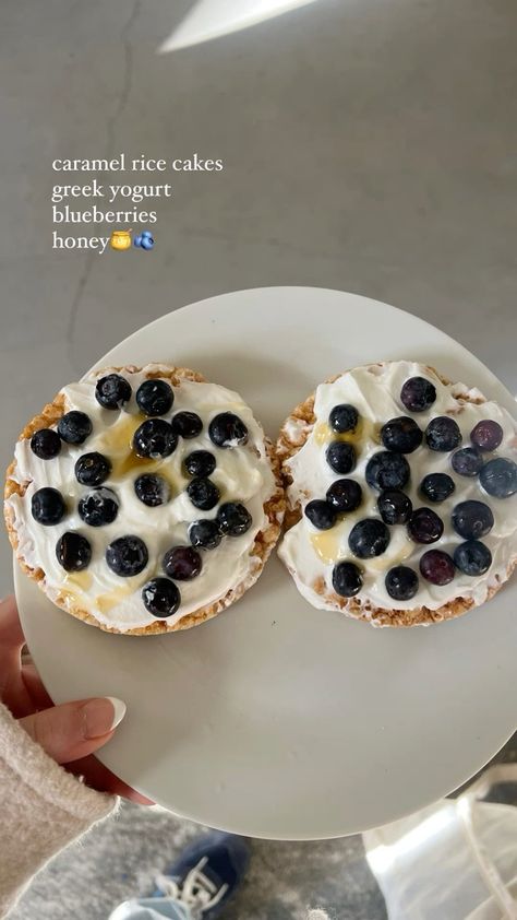 Good Healthy Protein Breakfast, Breakfast With Rice Cakes, Rice Cakes Breakfast Ideas, Things To Eat With Rice Cakes, Food Inspo Recipes, Caramel Rice Cake Snacks, Rice Cakes Cream Cheese, Easy Whole Food Snacks, Healthy Blueberry Snacks