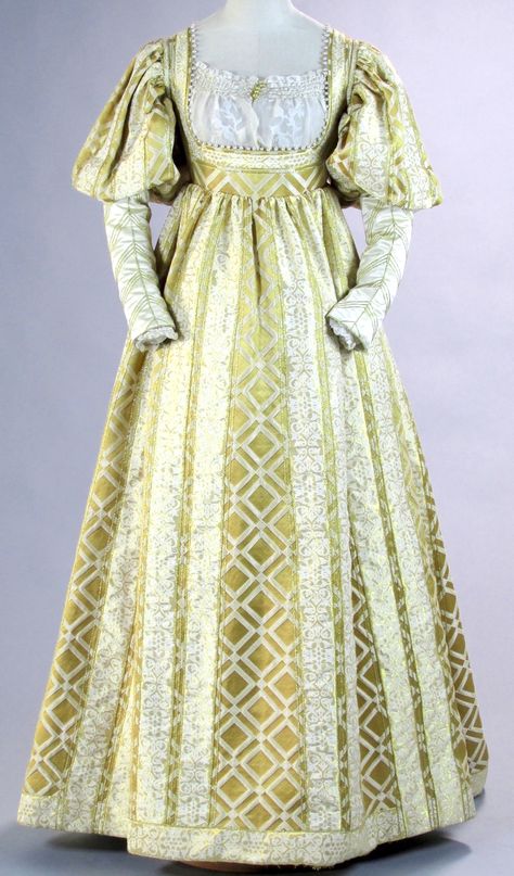 1520s Fashion, Lucrezia Borgia Dress, 19th Century Dresses, Tudor Fashion, The Borgias, Century Dress, Medieval Fashion, Fantasy Dress, Traditional Fashion