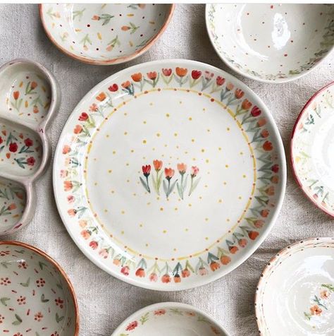 Anthropologie Cookware, Pottery Plate Painting Ideas Aesthetic, Pretty Pottery Painting, Bowl Designs Ceramic, Ceramic Dish Painting Ideas, Birthday Plates Ceramic Diy, Cute Pottery Painting Ideas Aesthetic, Aesthetic Dishware, Paint A Plate Ideas