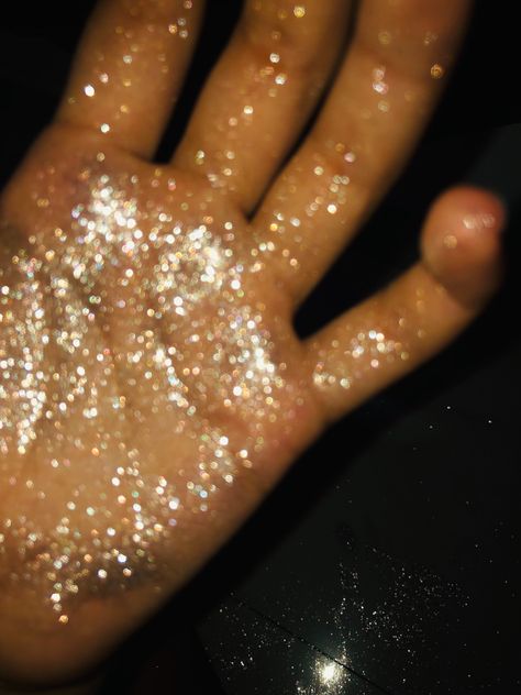 Glitter Tears, Color 2025, Sparkly Makeup, Glitter Spray, Glitter Face, Face Aesthetic, Glitter Girl, Glitz And Glam, Aesthetic Makeup