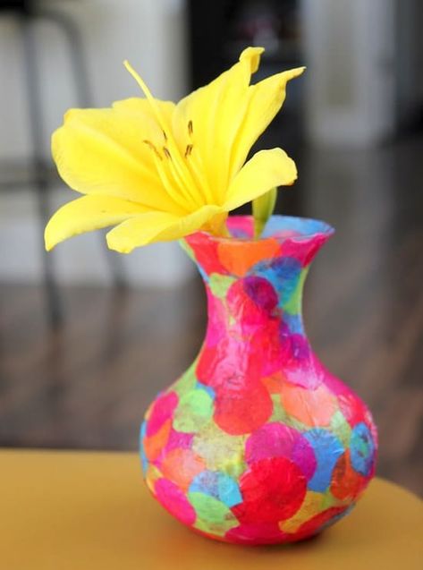 Simple kids crafts - decorate a glass vase with confetti Senior Crafts, Paper Globe, Diy Mod Podge, Tissue Paper Crafts, Fun Projects For Kids, Mod Podge Crafts, Quick And Easy Crafts, Paper Vase, Easy Arts And Crafts