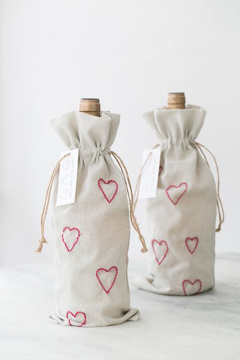 Entertaining Tips, Sac Tote Bag, Valentine's Day Crafts, Diy Valentine's Day, Wine Bags, Diy Valentine, Wine Bottle Diy, My Funny Valentine, Handmade Valentine