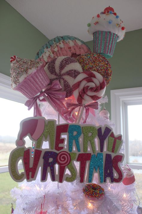 Candy Land Tree Topper, Candy Land Christmas Table Decorations, Diy Candy Tree Topper, Candy Theme Tree, Candy Themed Christmas Decor Diy, Candyland Christmas Tree Topper, Candyland Tree Topper, Diy Candyland Christmas Decorations, Christmas Candy Land Theme