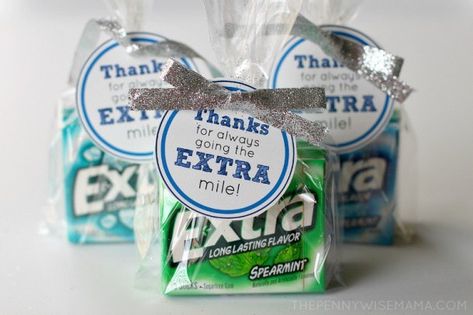 DIY Crafts Extra Mile Teacher Appreciation Gift Idea and Free Printables - Tags for gum via the Pennywise Mama Sharpie Teacher Gift, Inexpensive Teacher Appreciation Gifts, Teacher Appreciation Diy, Easy Teacher Gifts, Teachers Appreciation Week Gifts, Appreciation Gifts Diy, Unique Teachers Gift, Teacher Appreciation Gifts Diy, Cute Teacher Gifts