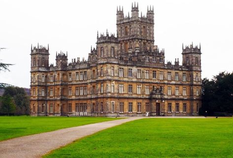 Downtown Painting, Downton Abbey Castle, Modern English Country Decor, Day Trip From London, Lady Violet, Highclere Castle, Downton Abby, English Castles, Day Trips From London