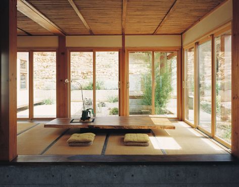 Tatami mats are used for sitting down and eating dinner. Before you sit on them you have to take your shoes off, before you walk on them Japanese Dining Table, Japanese Style Living Room, Japanese Living Room, Tatami Room, Japanese Home Design, Japanese Dining, Japanese Style House, Classy Living Room, Minimalist Japanese