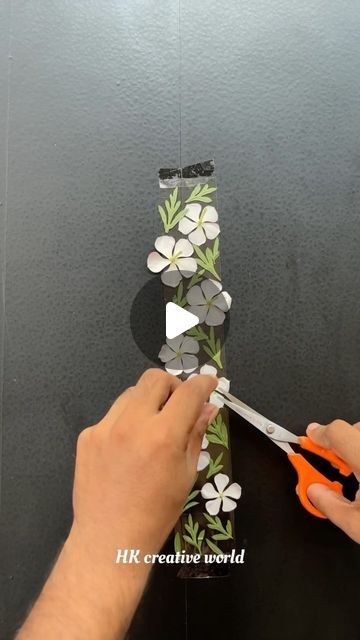 Art And Nature Crafts, Bookmark With Flowers, How To Make Easy Bookmarks, How To Make Bookmarks Easy, Paper Craft Bookmarks, Trending Bookmarks, Bookmark Making Ideas, Trending Crafts For 2024, Making Bookmarks Ideas