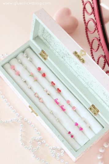 Diy Earring Storage, Fun Crafts For Girls, Kids Jewelry Diy, Jewerly Organizer, Kids Jewelry Box, Beautiful Diamond Earrings, Jewelry Box Diy, Astuces Diy, Earring Storage