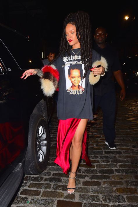 In a t-shirt from her own merch, Marni fur stole, Are You Am I slip dress and silver heeled sandals while out in NYC. Rihanna T Shirt, Rihanna Street Style, Looks Rihanna, Slip Dress Outfit, Mode Rihanna, Rihanna Outfits, Rihanna Looks, Good Girl Gone Bad, Look Adidas