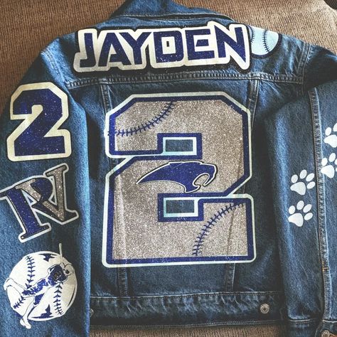 Denim jacket,  customized glitter vinyl designs. Viking Jacket, Baseball Attire, Football Gf, Nfl Wife, Christmas Outfit Ideas Casual, Outfits Layout, Outfit Cold Weather, Jean Jacket Diy, Winter Outfits Christmas