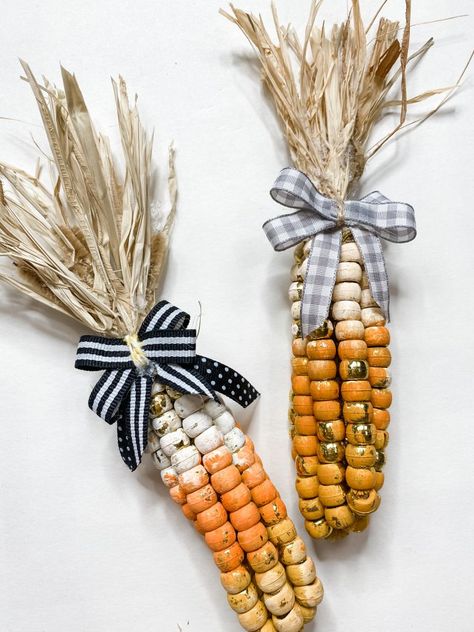 Indian Corn Decorations Diy, Indian Corn Beads, Boho Fall Crafts, Beaded Indian Corn, Corn Garland, Candy Corn Crafts, Fall Diys, Diy Fall Decor, Fall Pumpkin Crafts