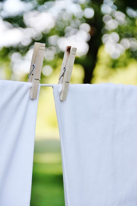 Tips for the freshest smelling sheets EVER! Utility Room Organization, Basement Laundry Room, Thistlewood Farms, Basement Laundry, Clean Sheets, Laundry Drying, Washing Line, Garden Tours, Spring Sign