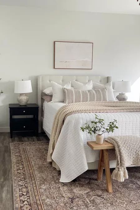 White Coverlet Bedding Ideas, Amazon Bedding Finds, Bedroom Decor From Amazon, Bedroom Decor Amazon, Amazon Bedroom Finds, White Quilt Bedding, Target Bedroom, Neutral Apartment, Bedding Target