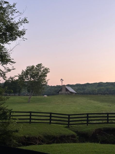 farm house sunset horses aesthetic tennessee country Tennessee Farm Aesthetic, Country Homes Aesthetic, Tennessee House Aesthetic, Tennessee Living Country, House In Tennessee, Tennessee Farm Country Living, Nashville Aesthetic Country, Asthetic Picture Tennessee, American Farm Aesthetic