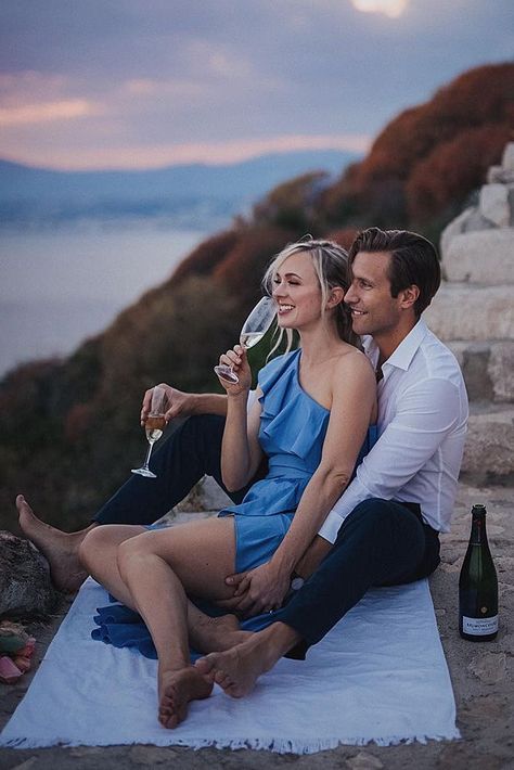 18 Unique Engagement Ideas She Couldn't Say No To ❤️ unique engagement ideas couple sunset champagne view ❤️ More on the blog: https://ohsoperfectproposal.com/unique-engagement-ideas/ #romanticproposalideas 15 Photoshoot, Couple Story, Engagement Photos Ideas, Pool Photography, Unique Engagement Photos, Anniversary Pictures, Engagement Pictures Poses, Outdoor Engagement, Samurai Tattoo