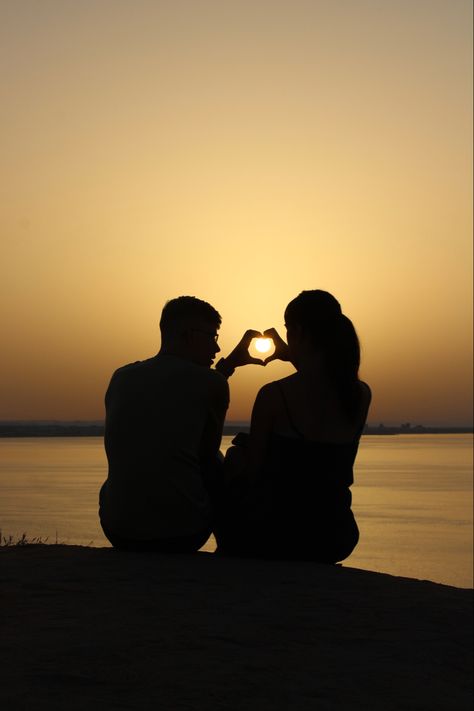 Love Silhouette Photography, Couple In Sunset Aesthetic, Couples Photoshoot Cartoon, Couple Photo Sunset, Sunrise Couple Aesthetic, Lovers Images Couple, Cute Couple Pics Sunset, Sunrise Couple Pictures, Couple Sunset Aesthetic