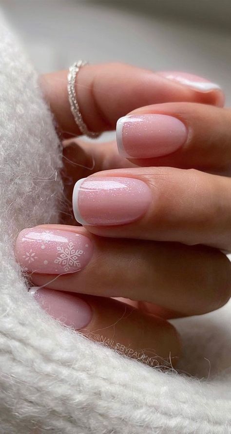 50+ Christmas & Holiday Nails For A Festive Look : Shimmery Subtle Nails with Snowflake Neutral Christmas Nails, Subtle Christmas Nails, Milky Nails, October Nails, Subtle Nails, Cute Christmas Nails, Christmas Nails Easy, Nagel Tips, Christmas Gel Nails