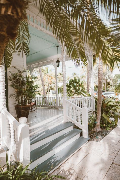 Florida Keys Architecture, Southern Beach Cottage, Florida Home Style, Florida House Ideas, Keys Outfit Florida, Key West Home Interior, Key West Bathroom, Cute Beach Cottage, Florida Beach Cottage Exterior