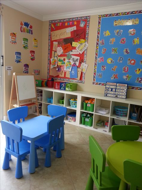 Two small tables? HOME DAYCARE IDEAS/ The Kids Place Preschool. Palm Springs, FL. Simple Daycare Room, Dayhome Setup, Home School Room Preschool, Small Daycare Room Ideas, In Home Daycare Ideas Small Spaces, Small Home Daycare Setup, Daycare Aesthetic, Daycare Cubbies, Preschool Setup