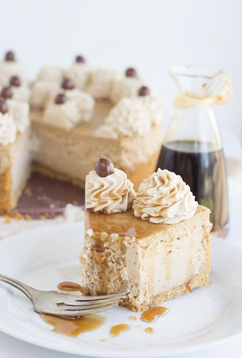 Coffee Cheesecake - This coffee cheesecake is packed full of coffee flavor. It's rich in flavor and incredibly creamy. To finish the coffee cheesecake, I added coffee whipped cream and chocolate covered espresso beans. The best baked cheesecake recipe for coffee lovers! #cookiedoughandovenmitt #cheesecake #coffee #coffeelovers #dessertfoodrecipes #dessertrecipes Best Baked Cheesecake Recipe, Coffee Whipped Cream, Chocolate Covered Espresso Beans, Coffee Cheesecake, Creamy Coffee, Baked Cheesecake Recipe, Brownie Desserts, Espresso Beans, Oreo Dessert