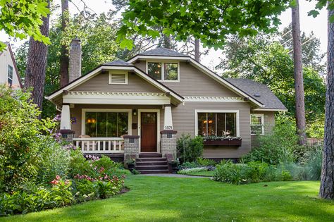 American House Styles – Just the Basics 1920s Bungalow, Bungalow Exterior, Craftsman Bungalow, Bungalow Homes, Craftsman Exterior, Cottages And Bungalows, A Small House, American House, Bungalows For Sale