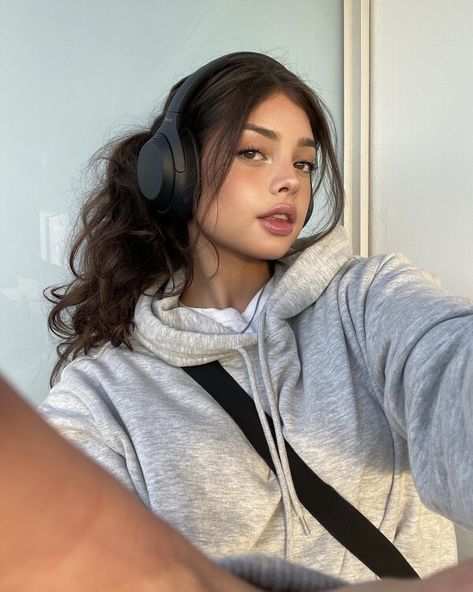 Overhead Headphones Aesthetic, Over Ear Headphones Outfit, Sony Xm5 Headphones Aesthetic, Headphone Hairstyles, Xm4 Headphones, Amazon Headphones, Headphones Sony, Headphone Outfit, Aesthetic Headphones