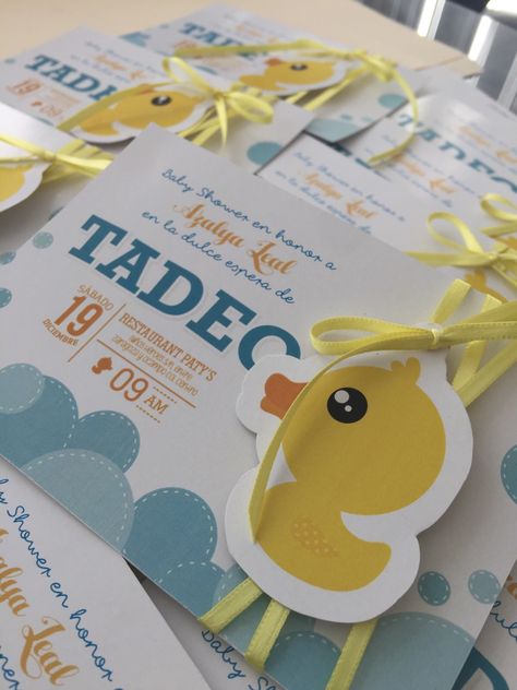 Invitación de patitos #littleduck #babyshower #invitation Rubber Ducky Party, Ducky Baby Showers, Rubber Ducky Baby Shower, Baby Shower Duck, Duck Birthday, Unisex Baby Shower, Baby Shower Invitaciones, Birthday Party Theme Decorations, Festa Party