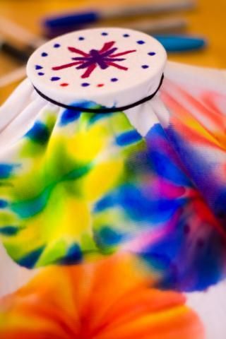 Sharpie Tye Dye Shirts, Tye Dye With Sharpies, Sharpie Tie Dye Shirts, Tie Dye With Sharpies, Tie Dye Sharpie, Tie Dye Crafts For Kids, Sharpie T Shirts, Sharpie Shirts, Wearable Crafts