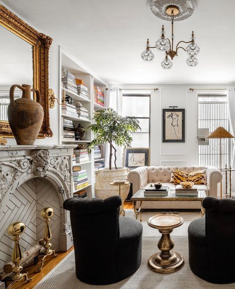 Vintage Nyc Apartment Aesthetic, French Inspired Apartment, Parisian Chic Dining Room, German Apartment Aesthetic, Upper East Side Apartment Interior, Cozy New York Apartment, Nyc Living Room, Parisian Home Aesthetic, Parisian Chic Style Home