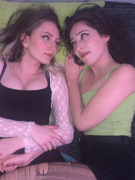 Girls Doing Makeup Together Wlw Bed, Girls Doing Makeup Together Wlw, Couple Poses Reference Spicy Wlw, Wlw Makeup On Bed, Couple Poses Reference Wlw, Wlw Reference Poses, Lesbian Poses Drawing Base, Lesbian Couple Reference Drawing, Girlfriends Poses